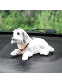 Собака на панель авто, качающая головой, большая, белый окрас