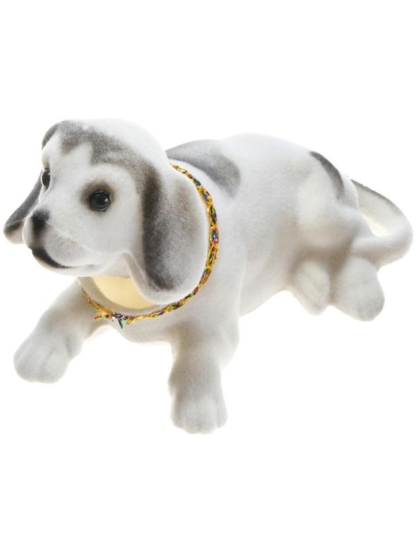 Собака на панель авто, качающая головой, большая, белый окрас