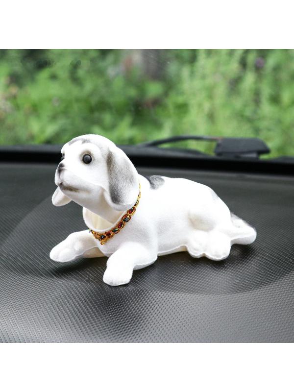 Собака на панель авто, качающая головой, большая, белый окрас