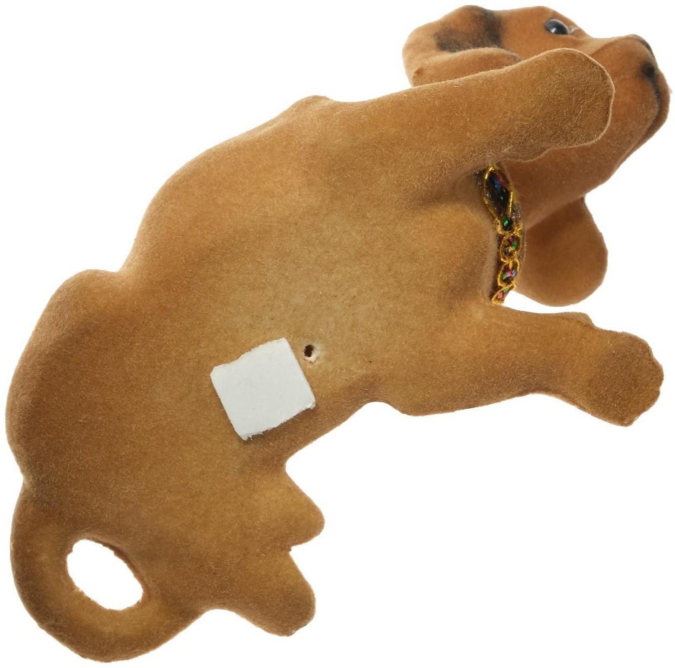 Собака на панель авто, качающая головой, большая, бежевый окрас