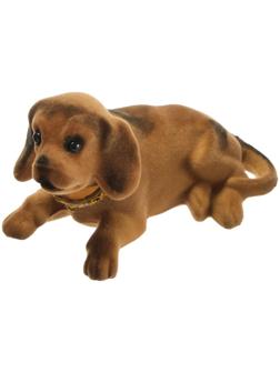 Собака на панель авто, качающая головой, большая, бежевый окрас