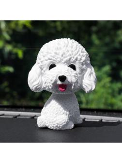 Собака на панель авто, качающая головой, пудель