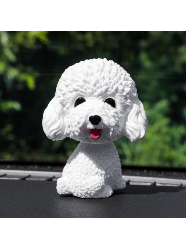 Собака на панель авто, качающая головой, пудель