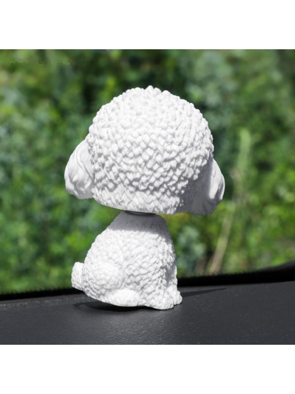 Собака на панель авто, качающая головой, пудель