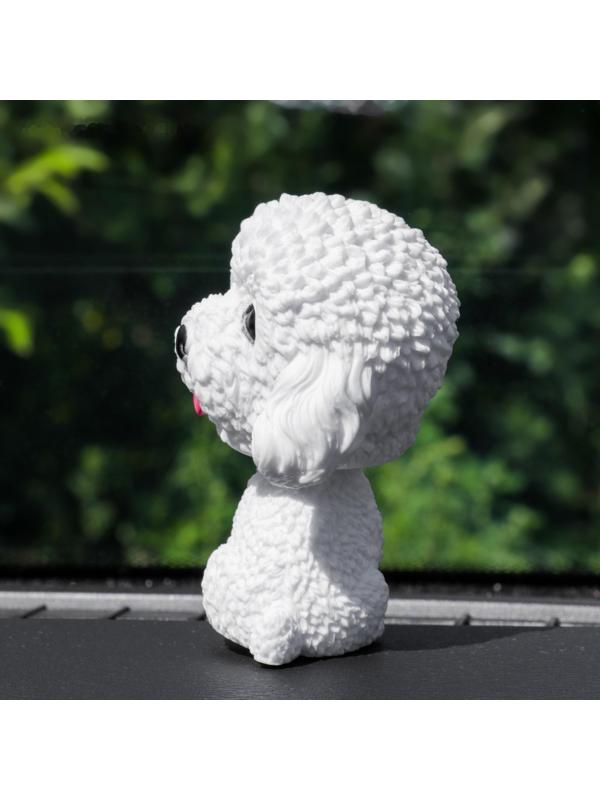 Собака на панель авто, качающая головой, пудель