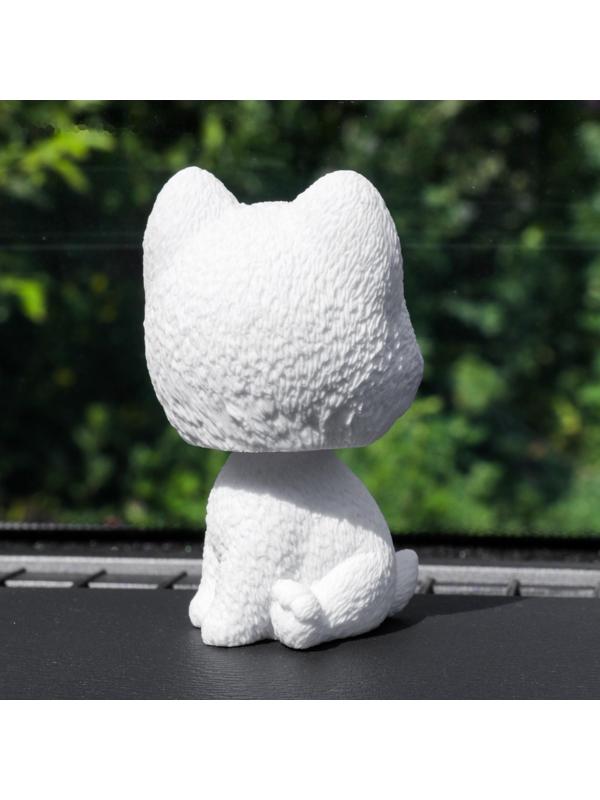 Собака на панель авто, качающая головой, шпиц