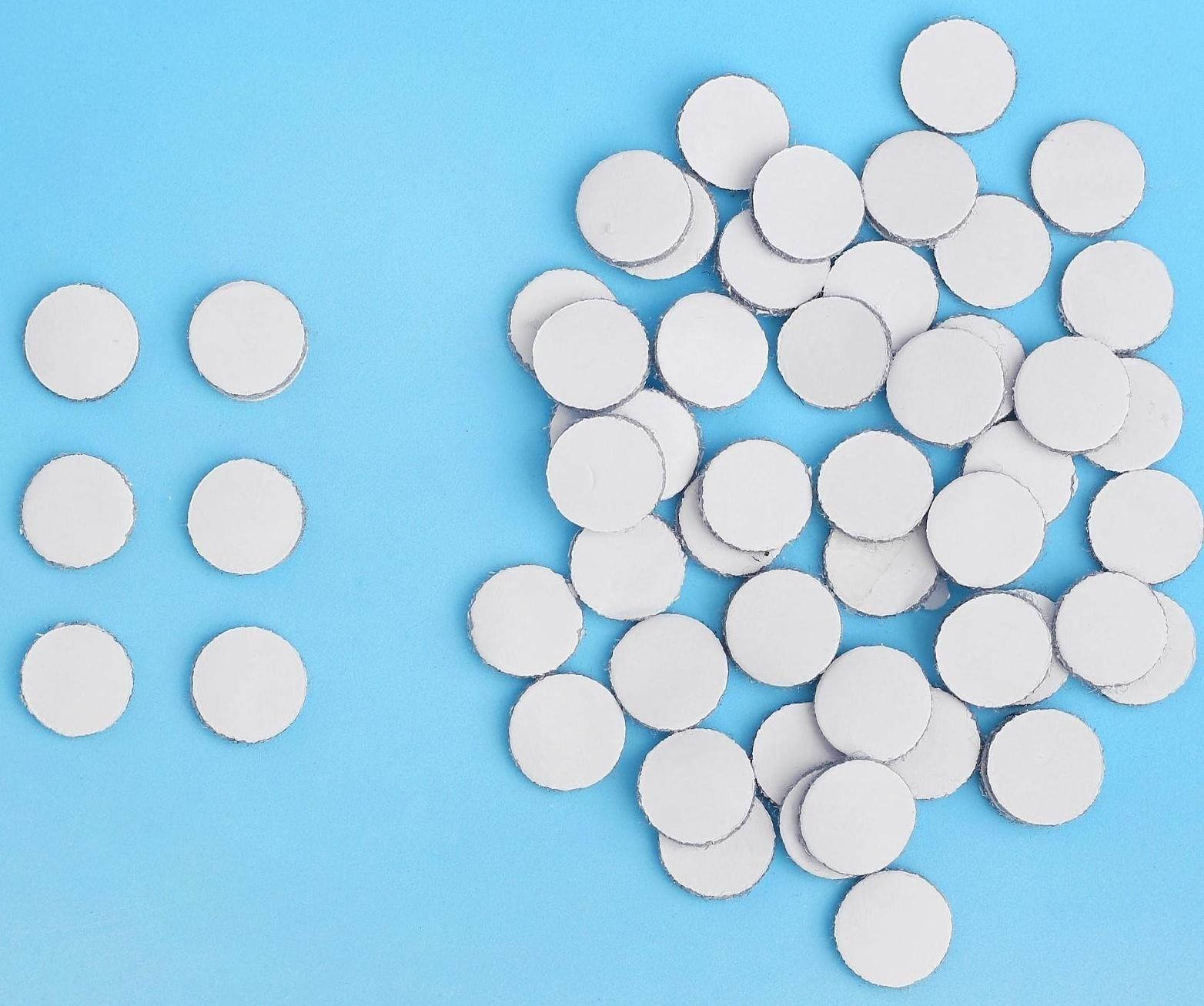 Липучка на клеевой основе «Круг», набор 55 шт., размер 1 шт: 1,5 × 1,5 см, цвет серый