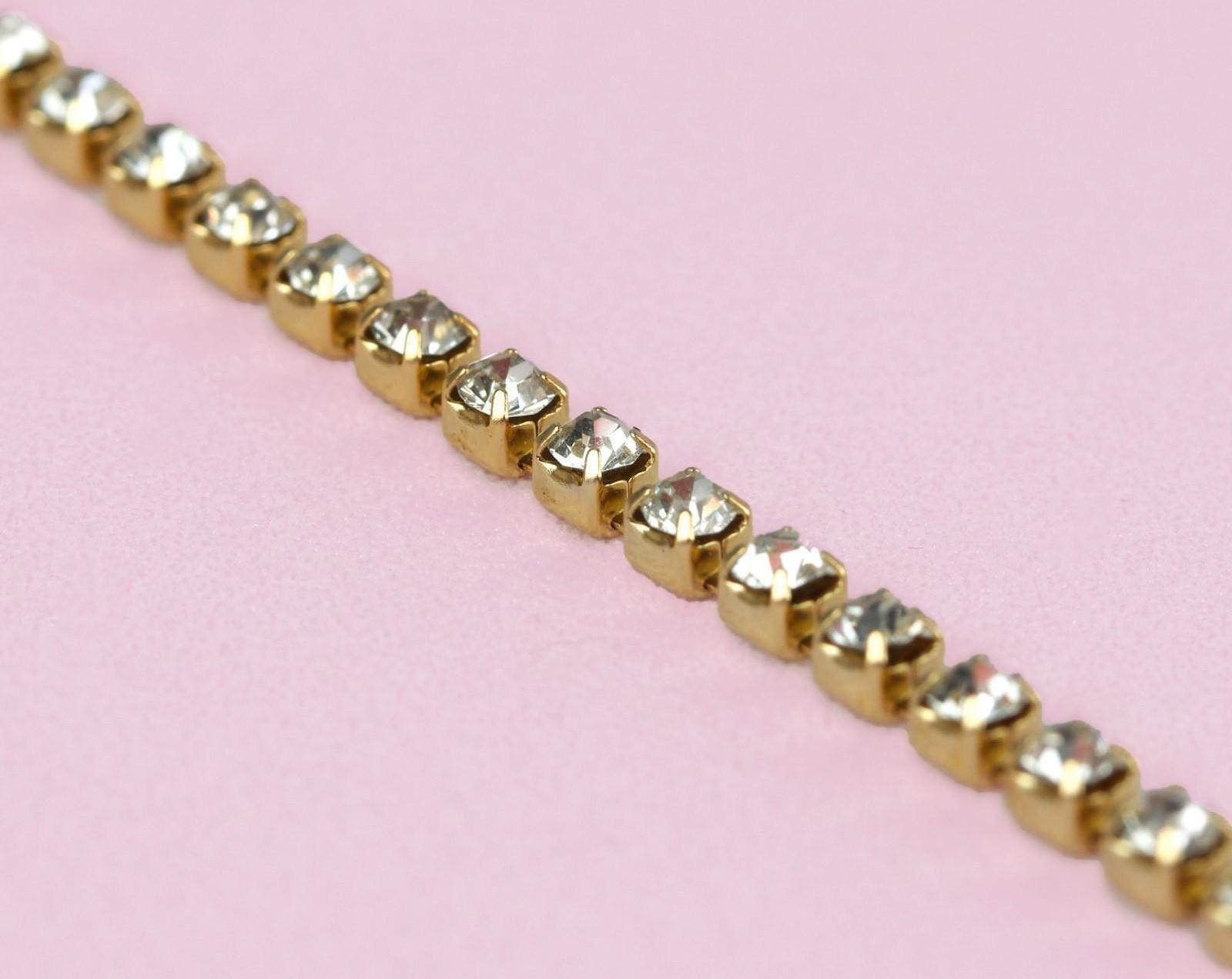 Цепь со стразами, 2 мм, 9 ± 1 м, цвет золотой