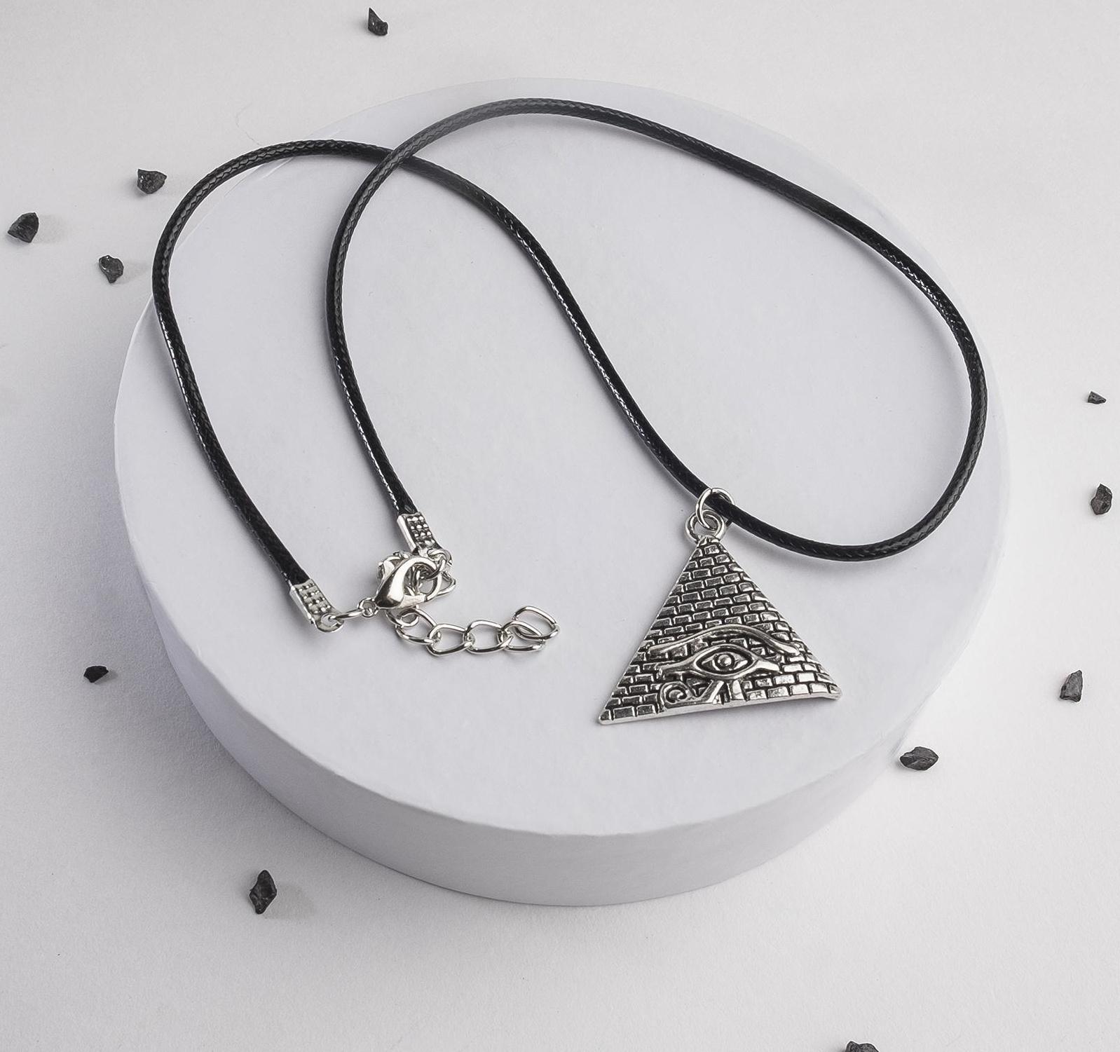 Кулон на шнурке 