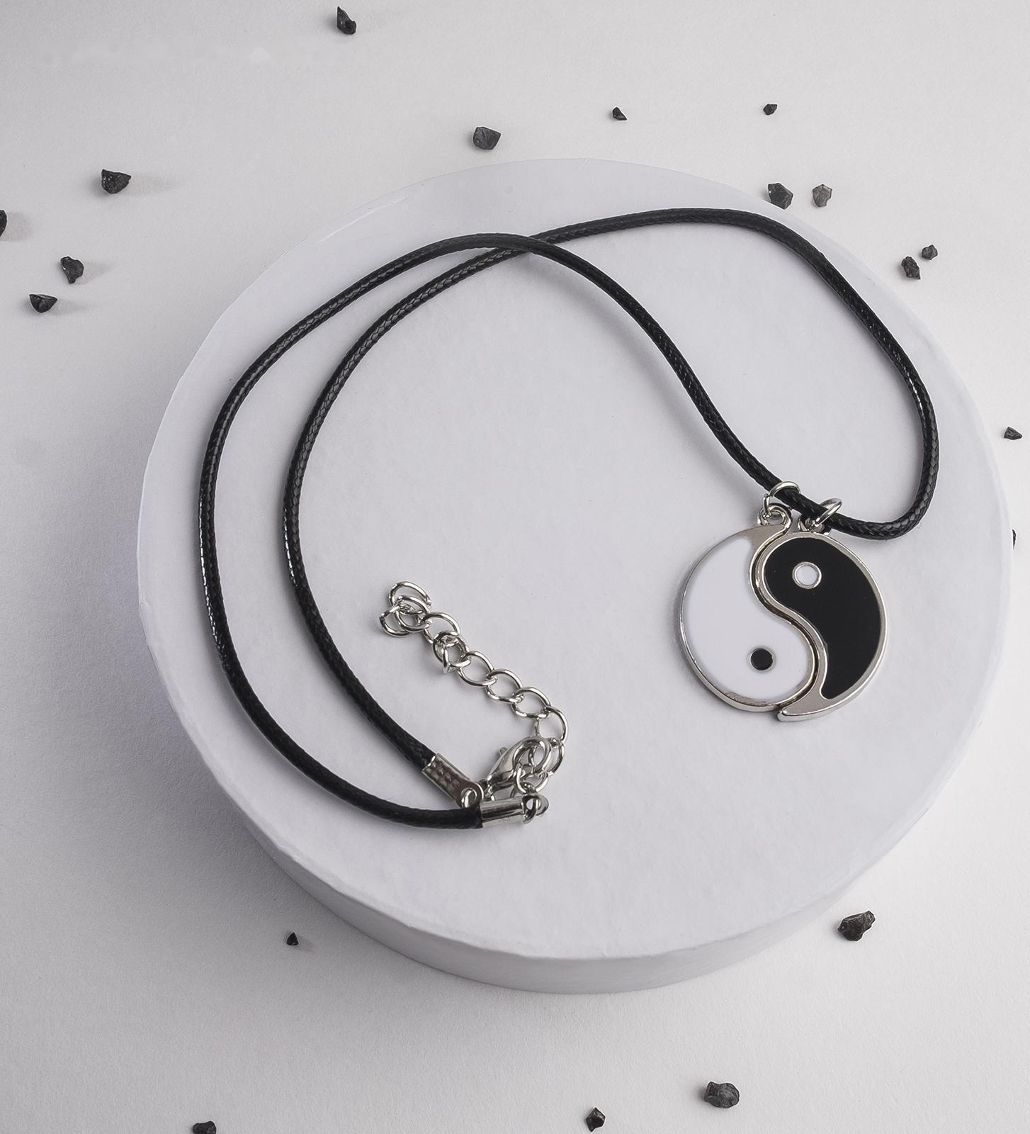 Кулон на шнурке 