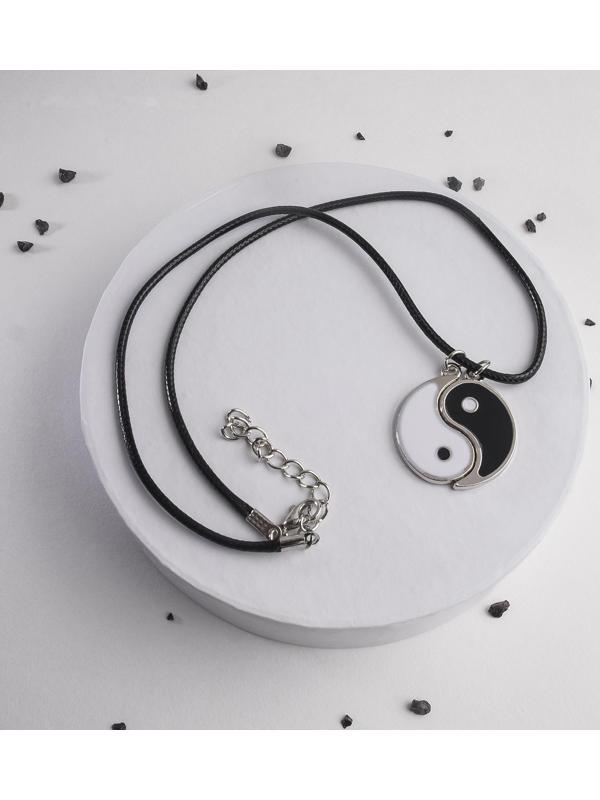 Кулон на шнурке 