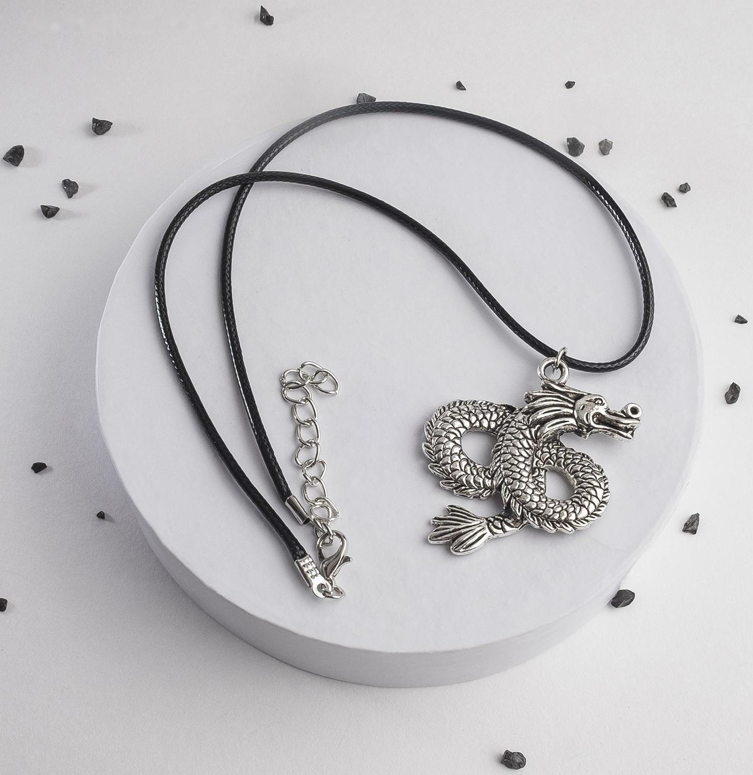 Кулон на шнурке 