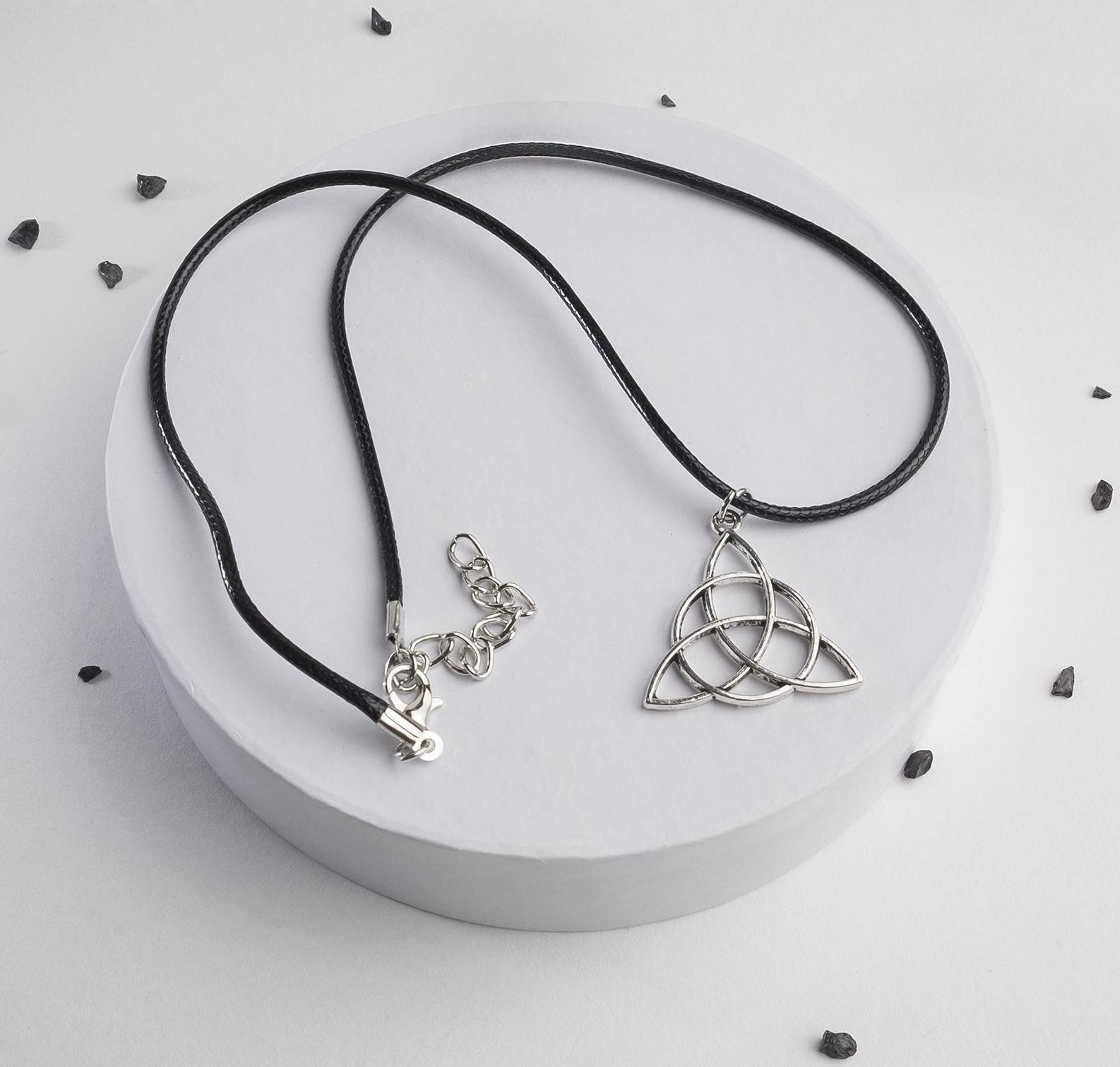 Кулон на шнурке 