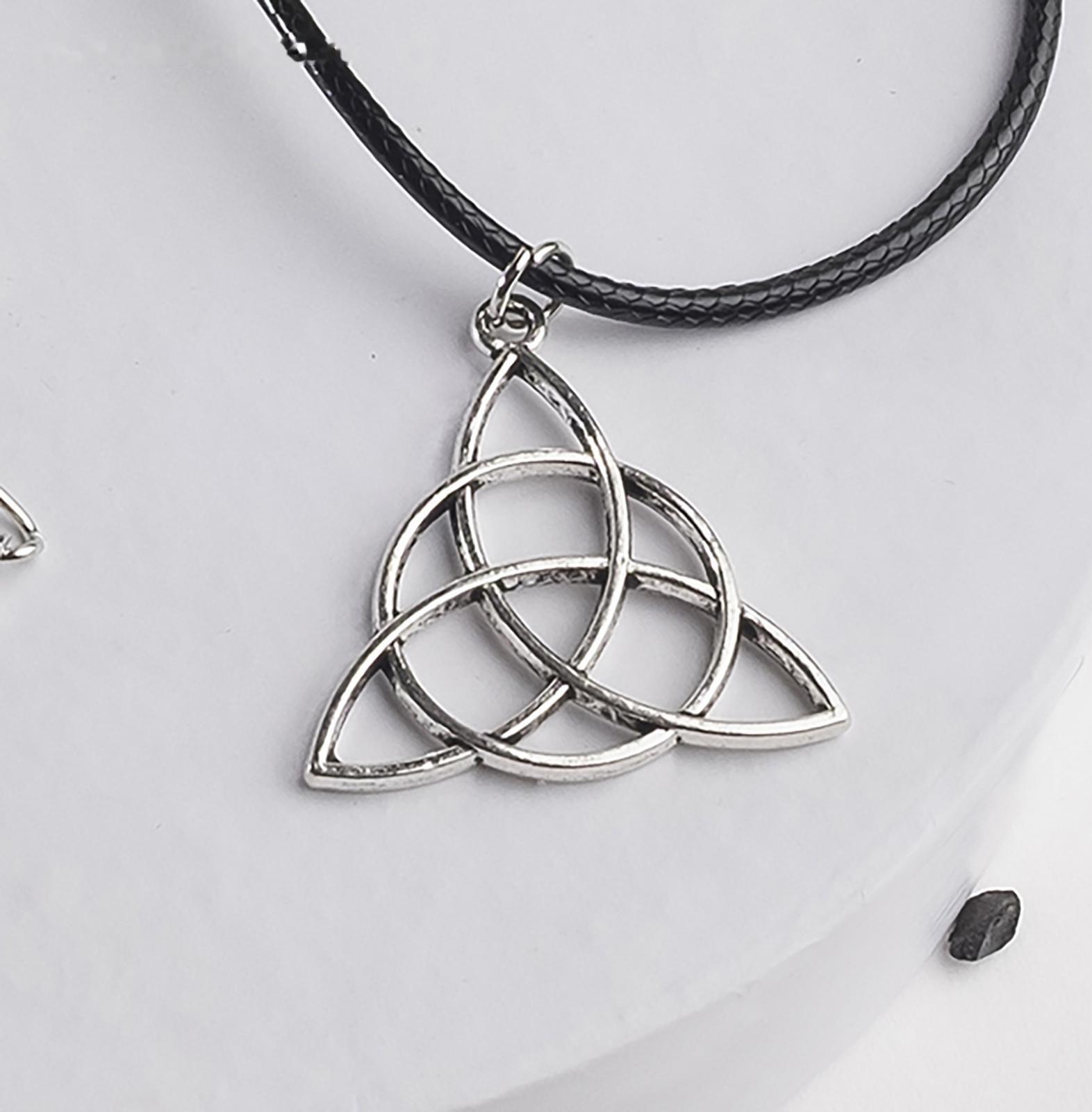 Кулон на шнурке 