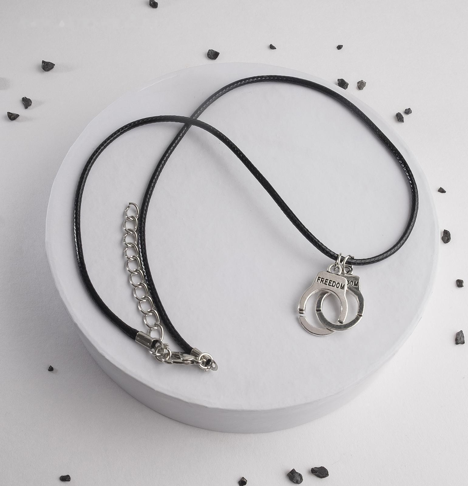 Кулон на шнурке 