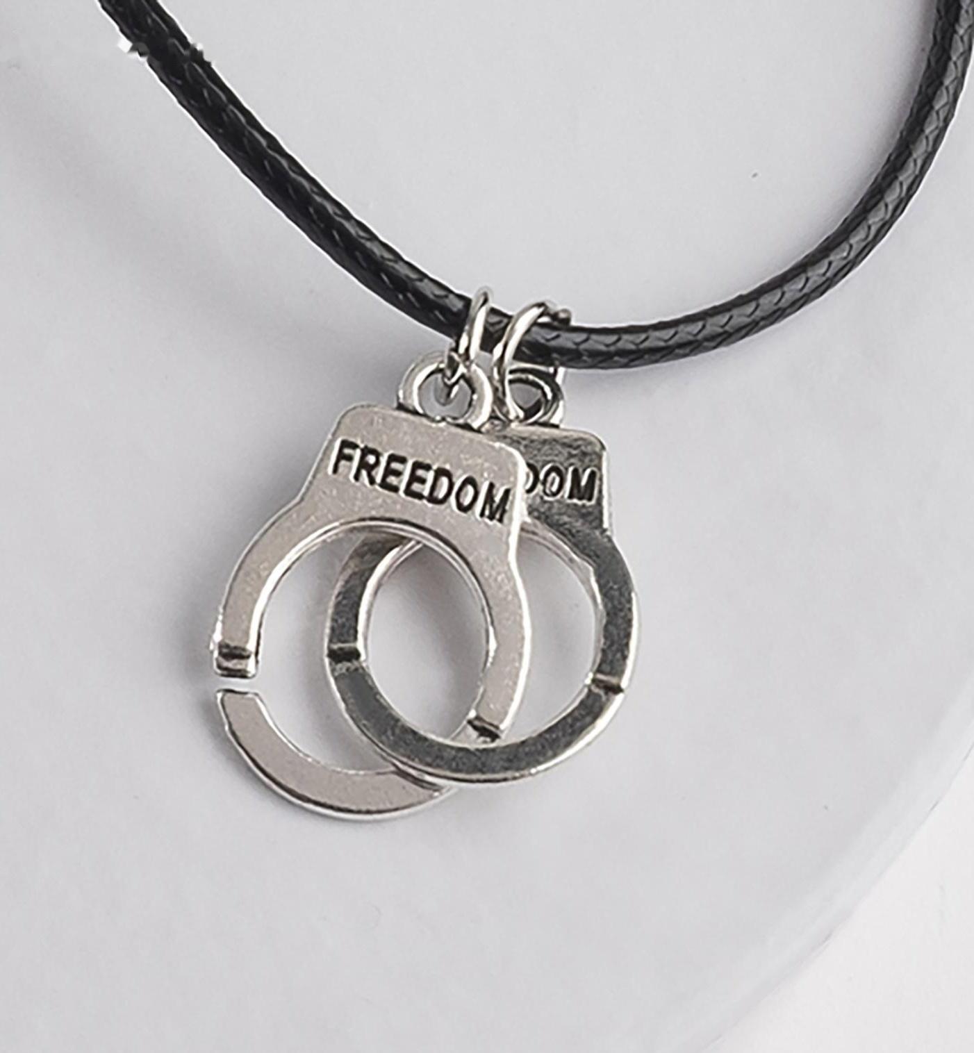 Кулон на шнурке 