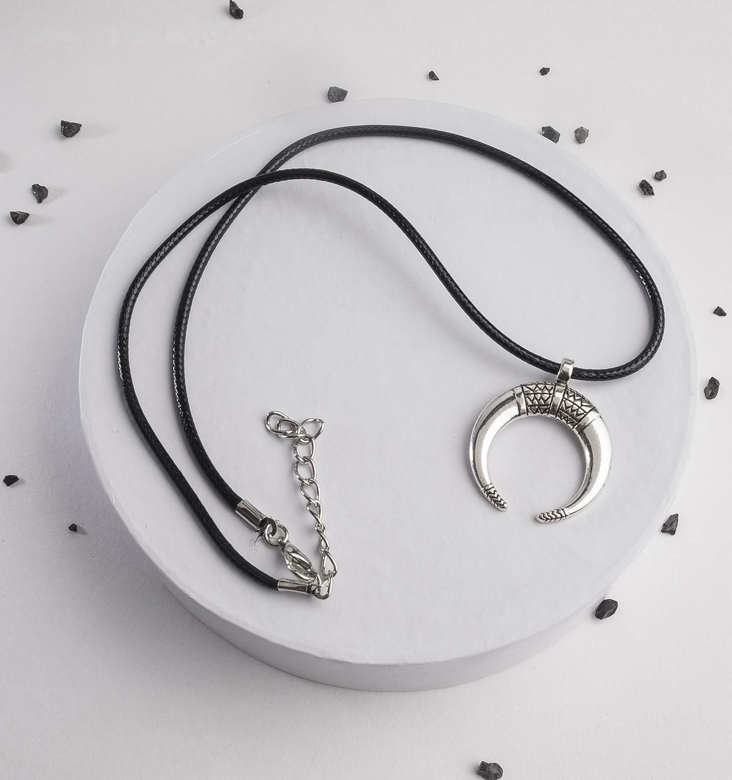 Кулон на шнурке 