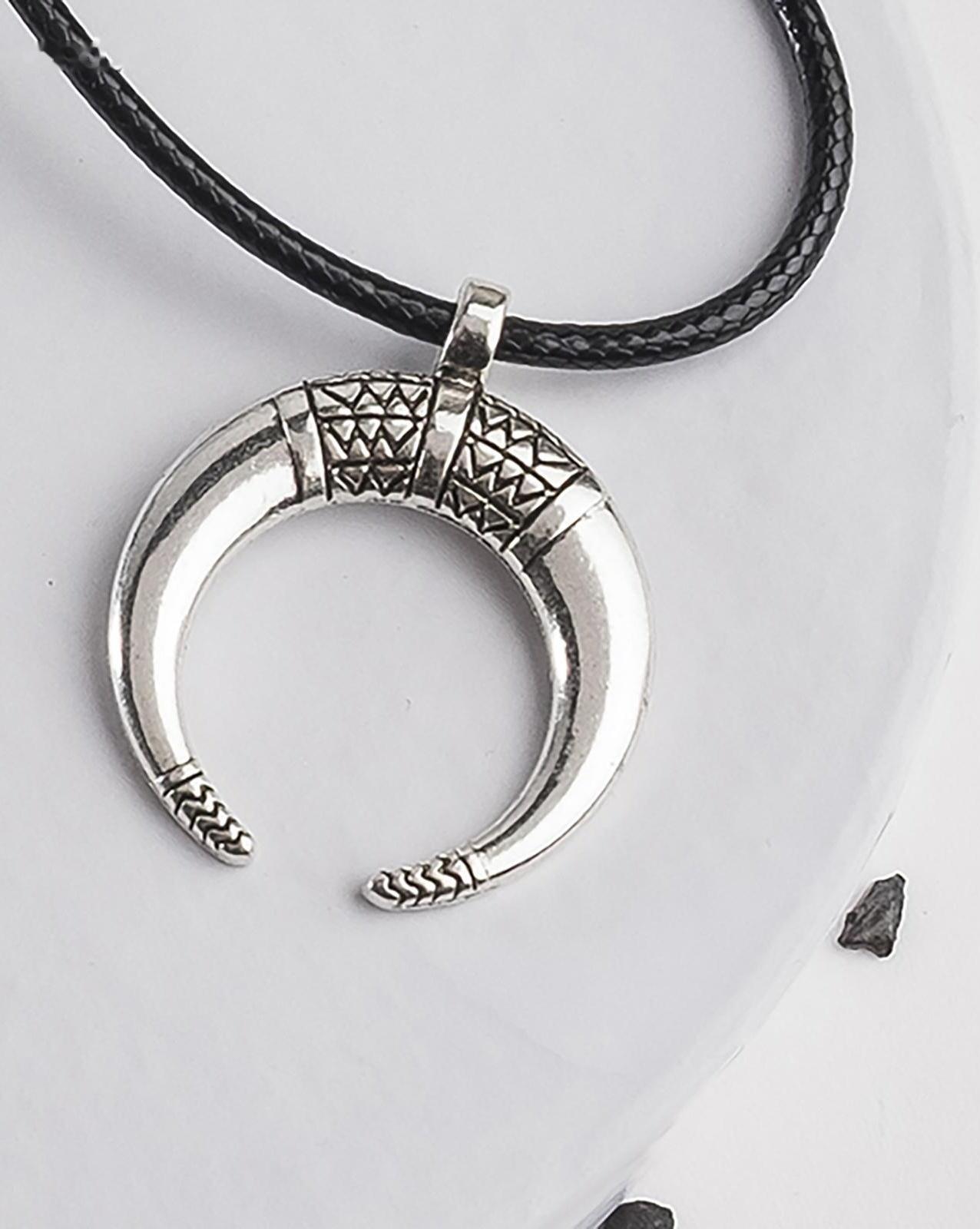 Кулон на шнурке 