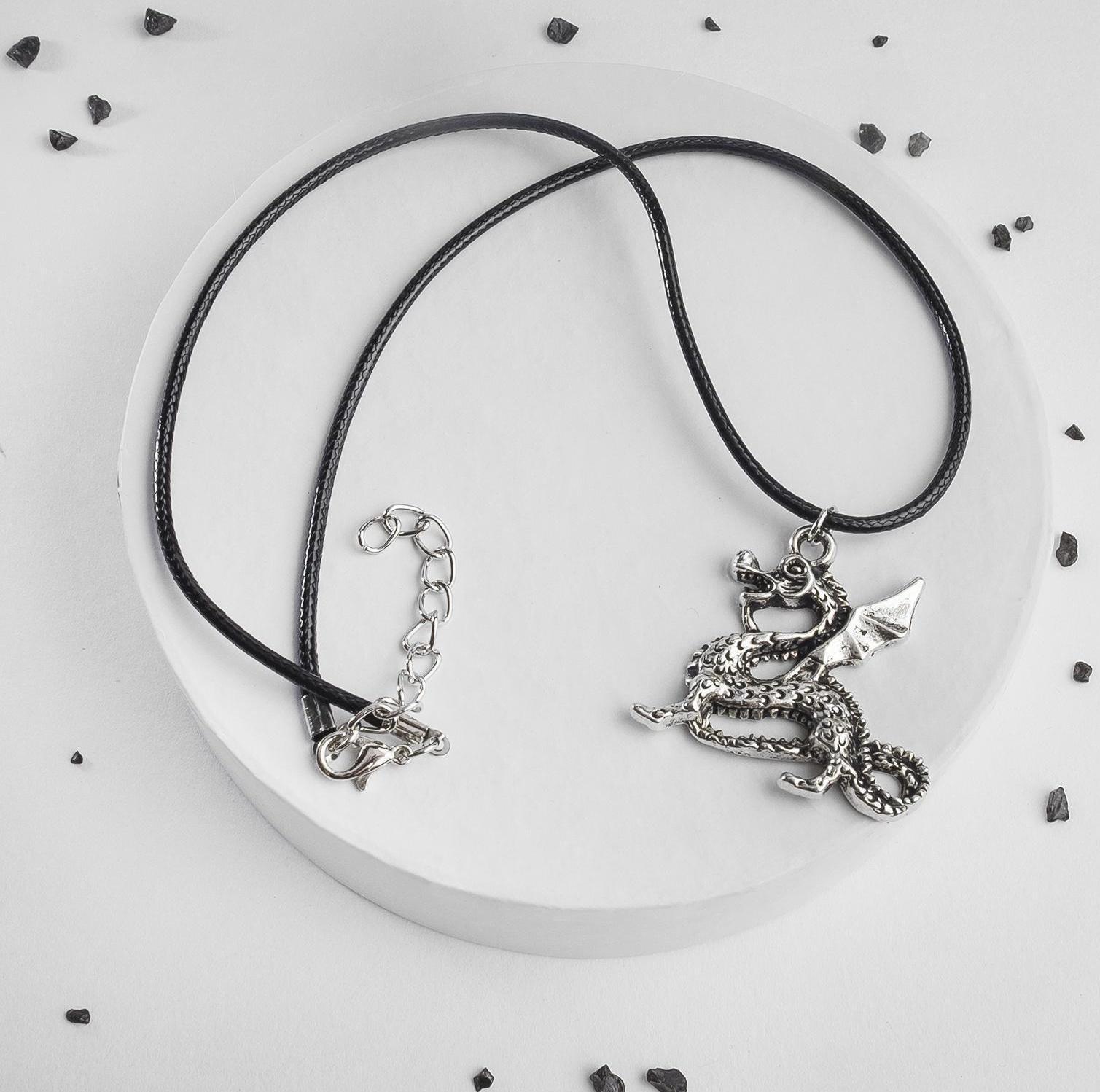 Кулон на шнурке 