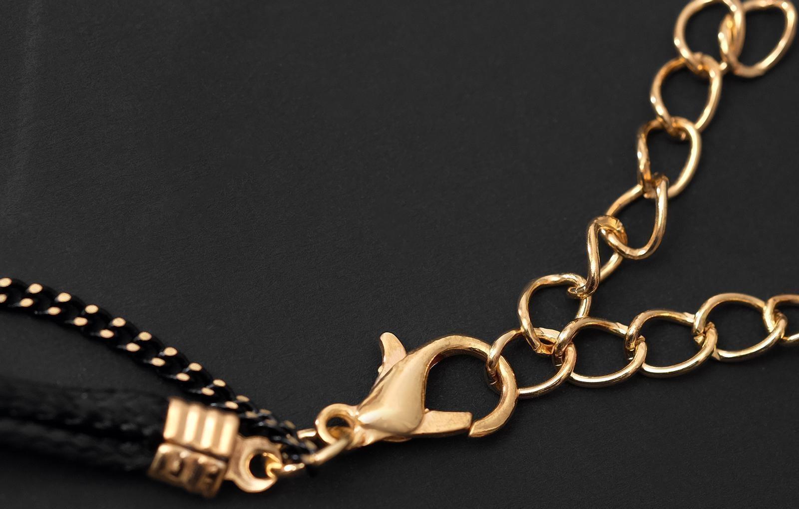 Кулон на шнурке 