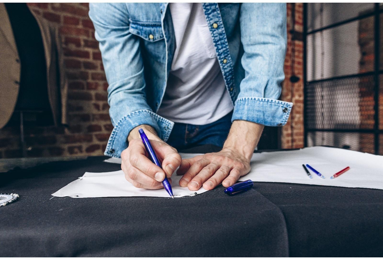 Ручка для ткани термоисчезающая, с набором стержней, цвет белый/розовый/чёрный/синий