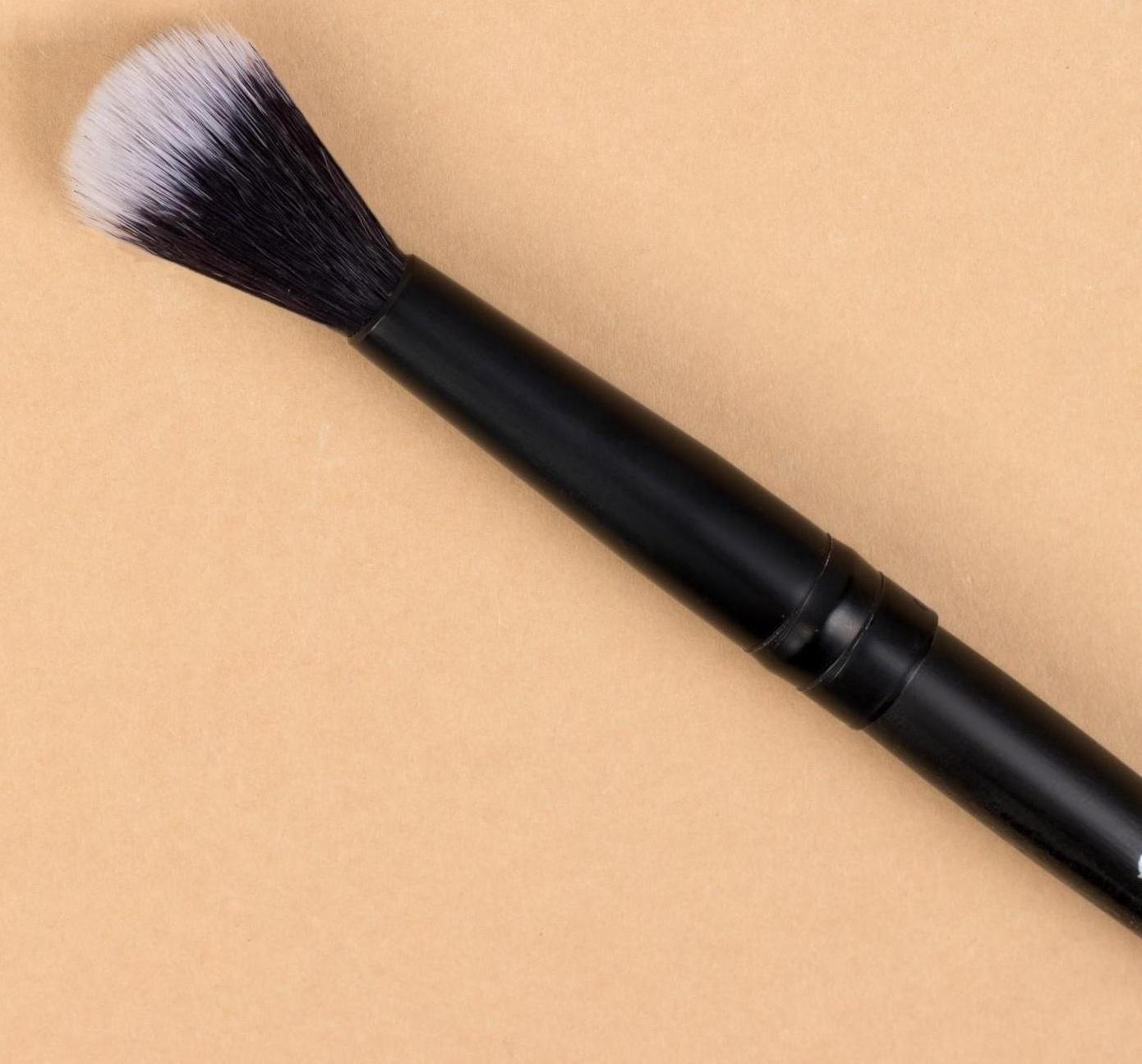 Кисть для макияжа «Premium Brush», 14 см, цвет чёрный