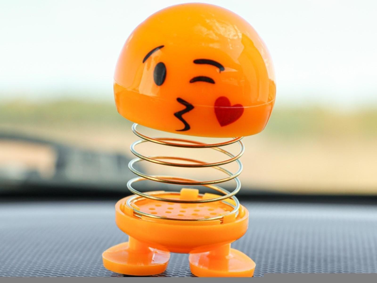 Смайл на пружинке, на панель в авто, сердечко, желтый