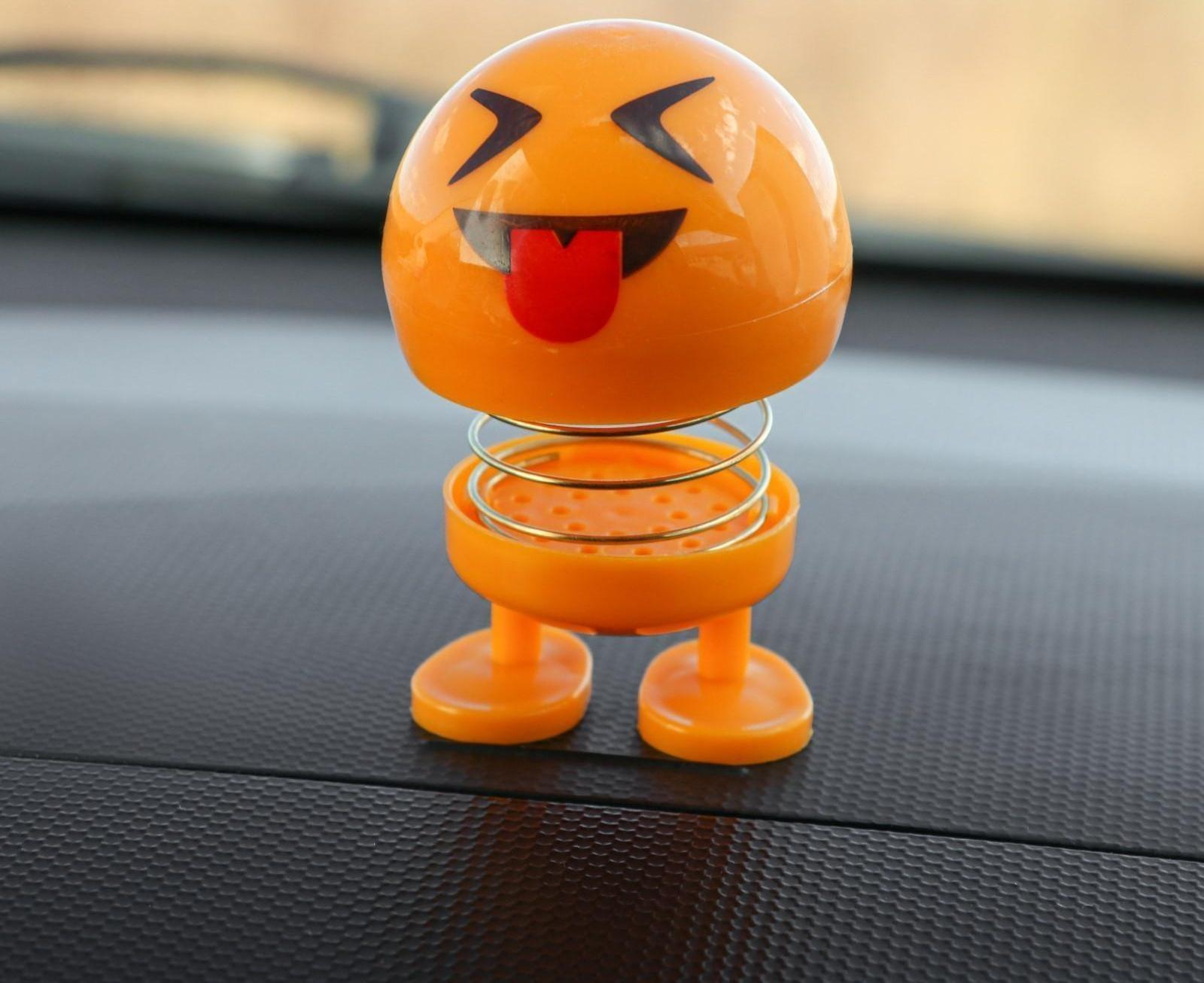 Смайл на пружинке, на панель в авто, язык, желтый