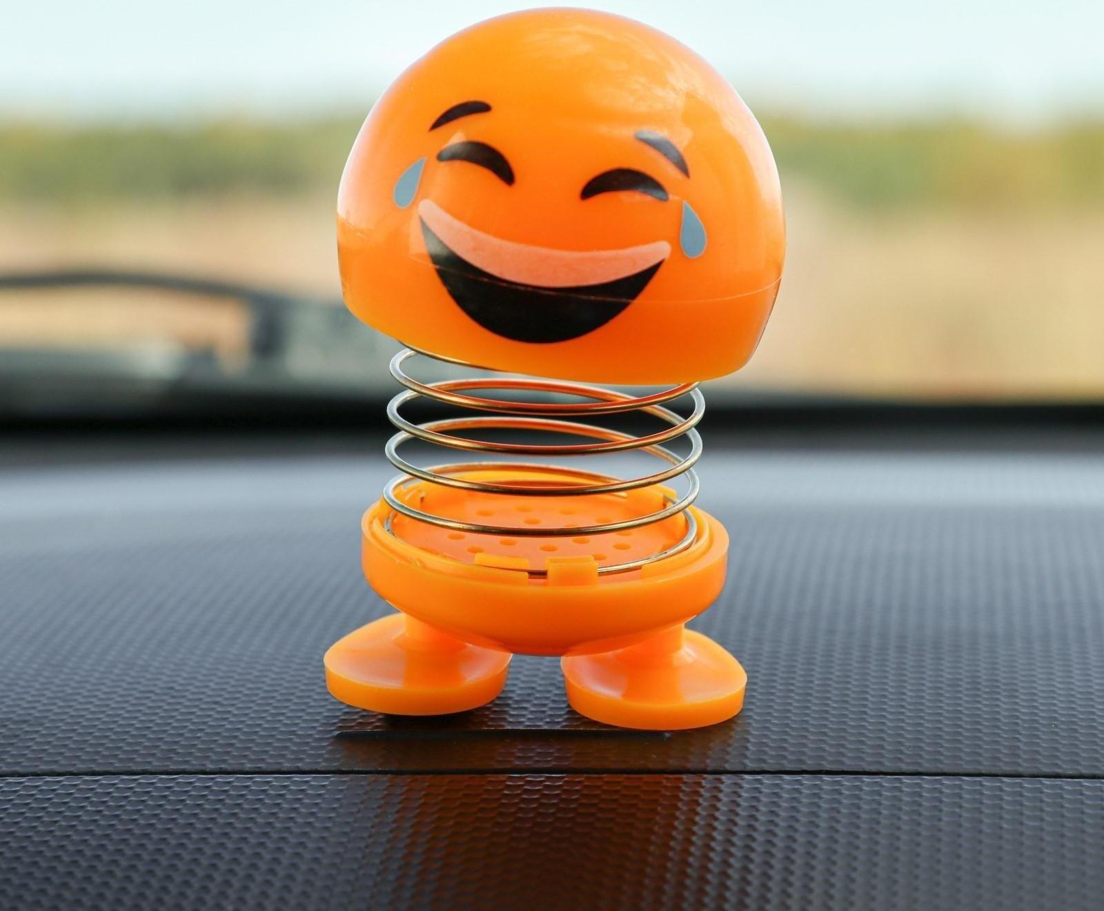 Смайл на пружинке, на панель в авто, смех, желтый