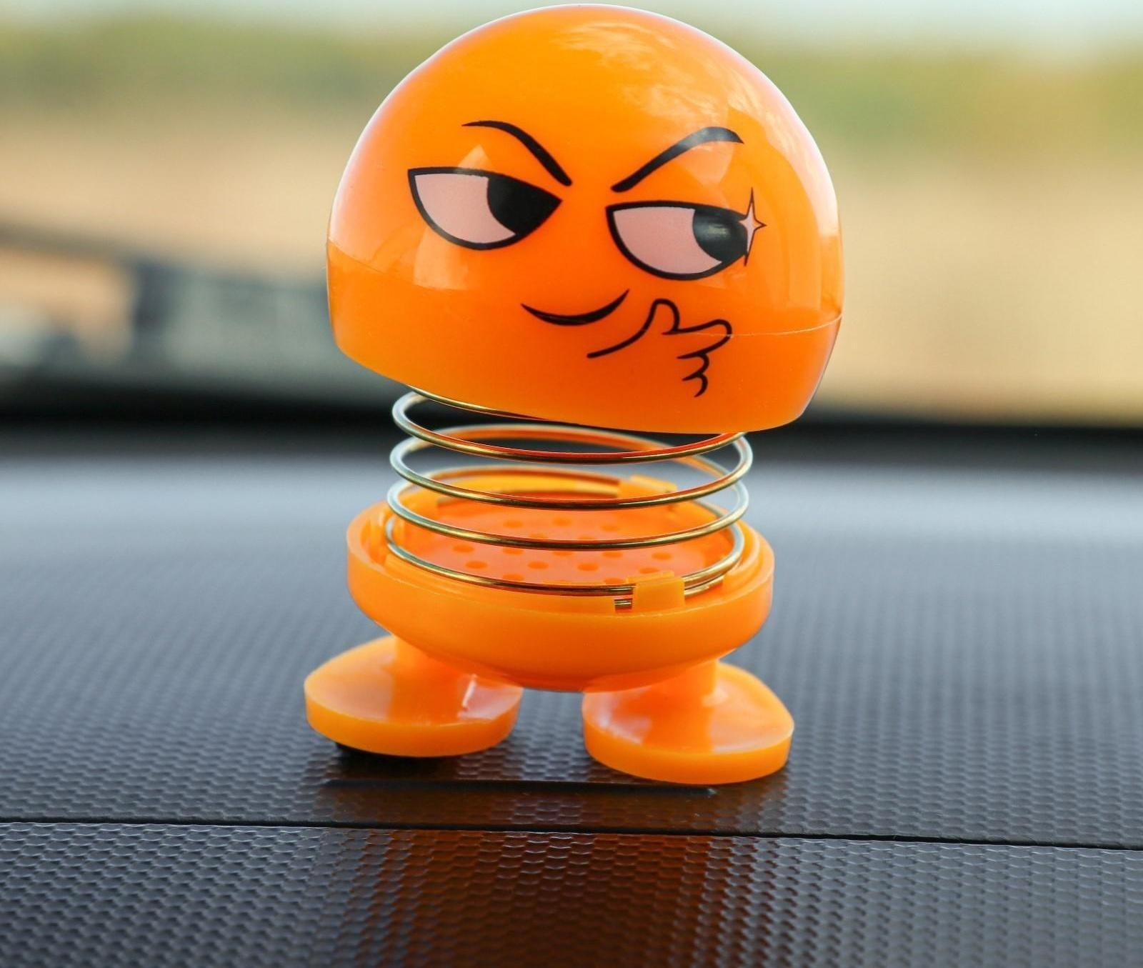 Смайл на пружинке, на панель в авто, хитрый, желтый