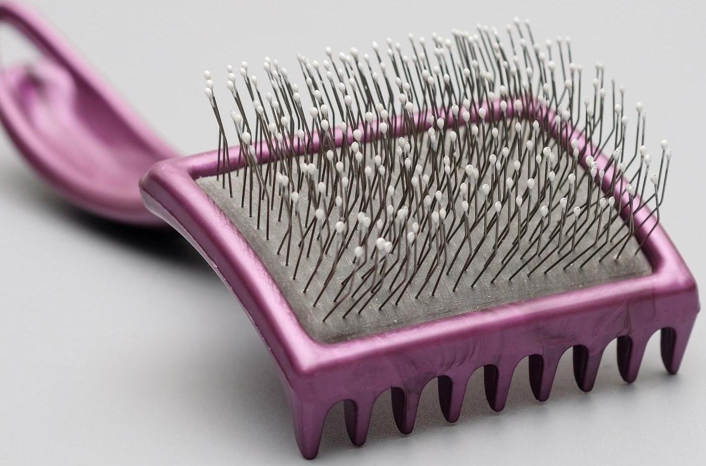 Щётка - пуходёрка мягкая с каплями , увеличенное кол-во зубцов, основание 68 х 48 мм, бордовая 45824