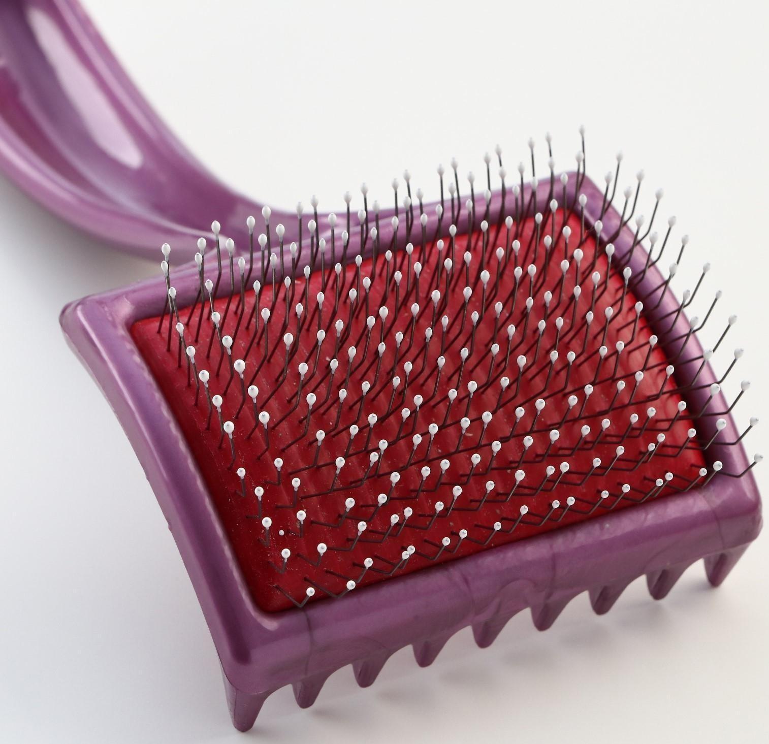 Щётка - пуходёрка мягкая с каплями , увеличенное кол-во зубцов, основание 68 х 48 мм, бордовая 45824