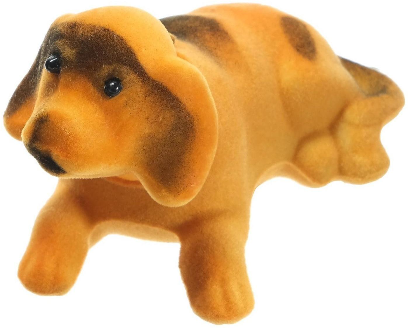 Собака на панель авто, качающая головой, малая, бежевый окрас