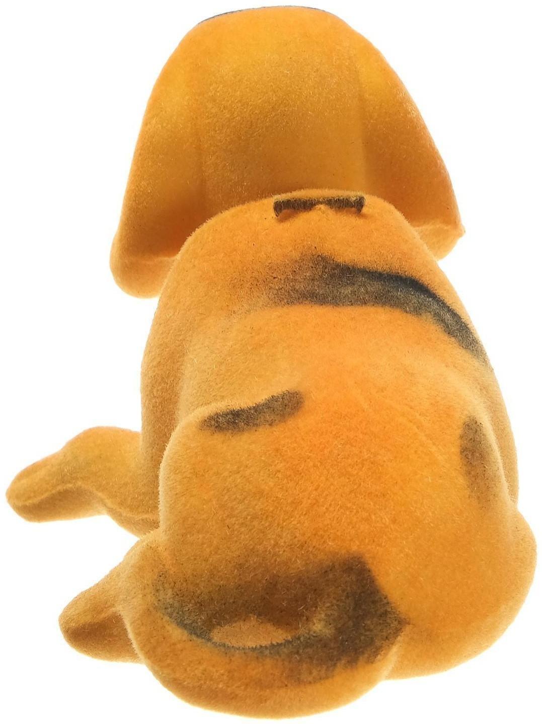 Собака на панель авто, качающая головой, малая, бежевый окрас