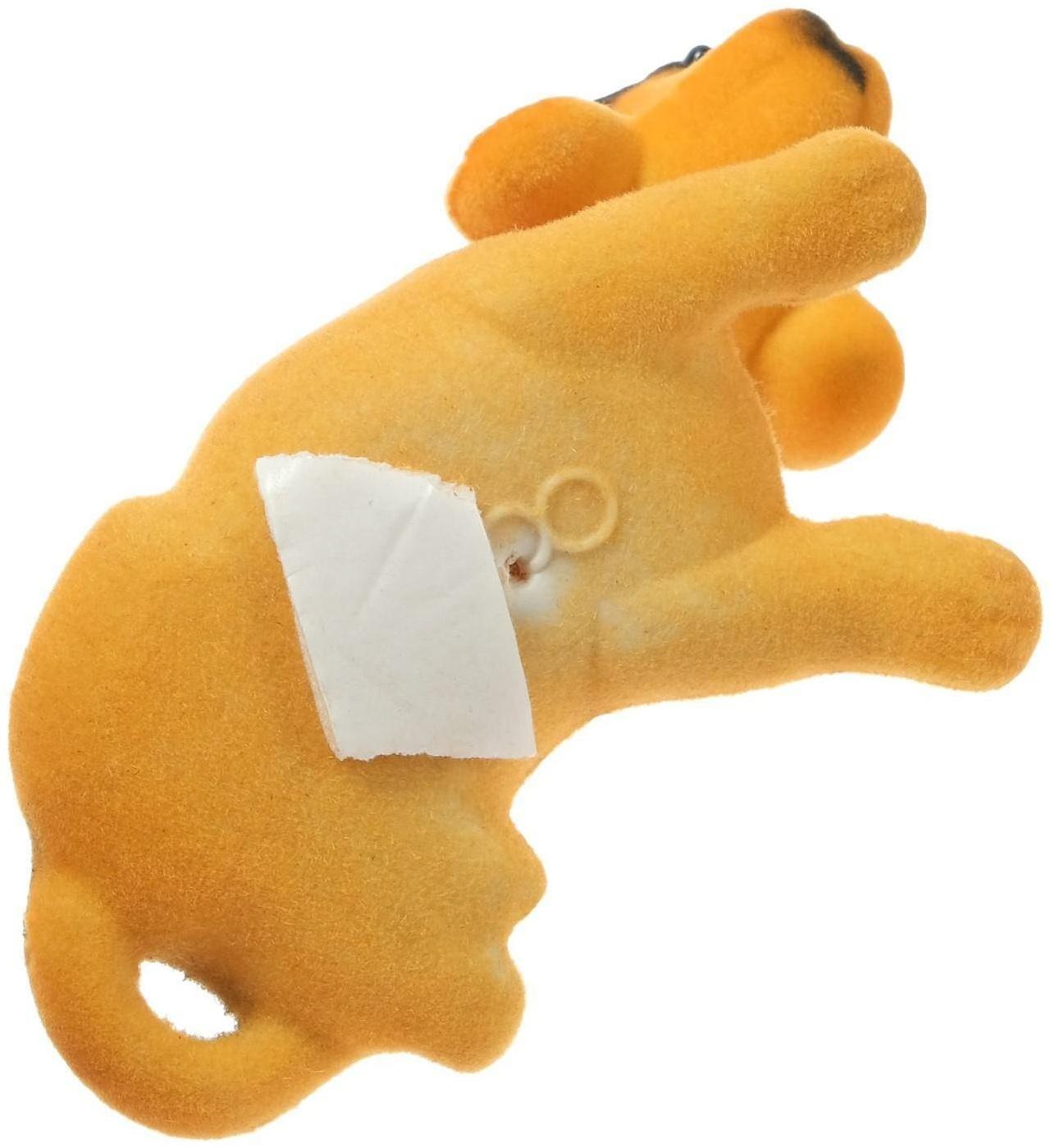 Собака на панель авто, качающая головой, малая, бежевый окрас