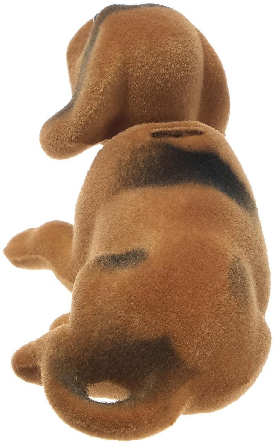 Собака на панель авто, качающая головой, малая, бежево-коричневый окрас