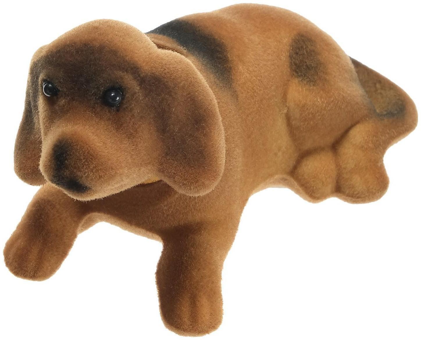 Собака на панель авто, качающая головой, малая, бежево-коричневый окрас