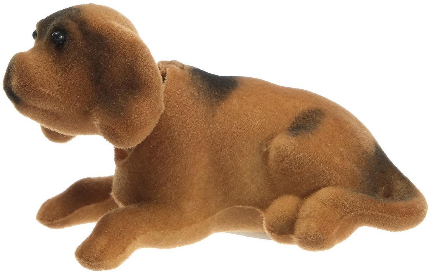 Собака на панель авто, качающая головой, малая, бежево-коричневый окрас