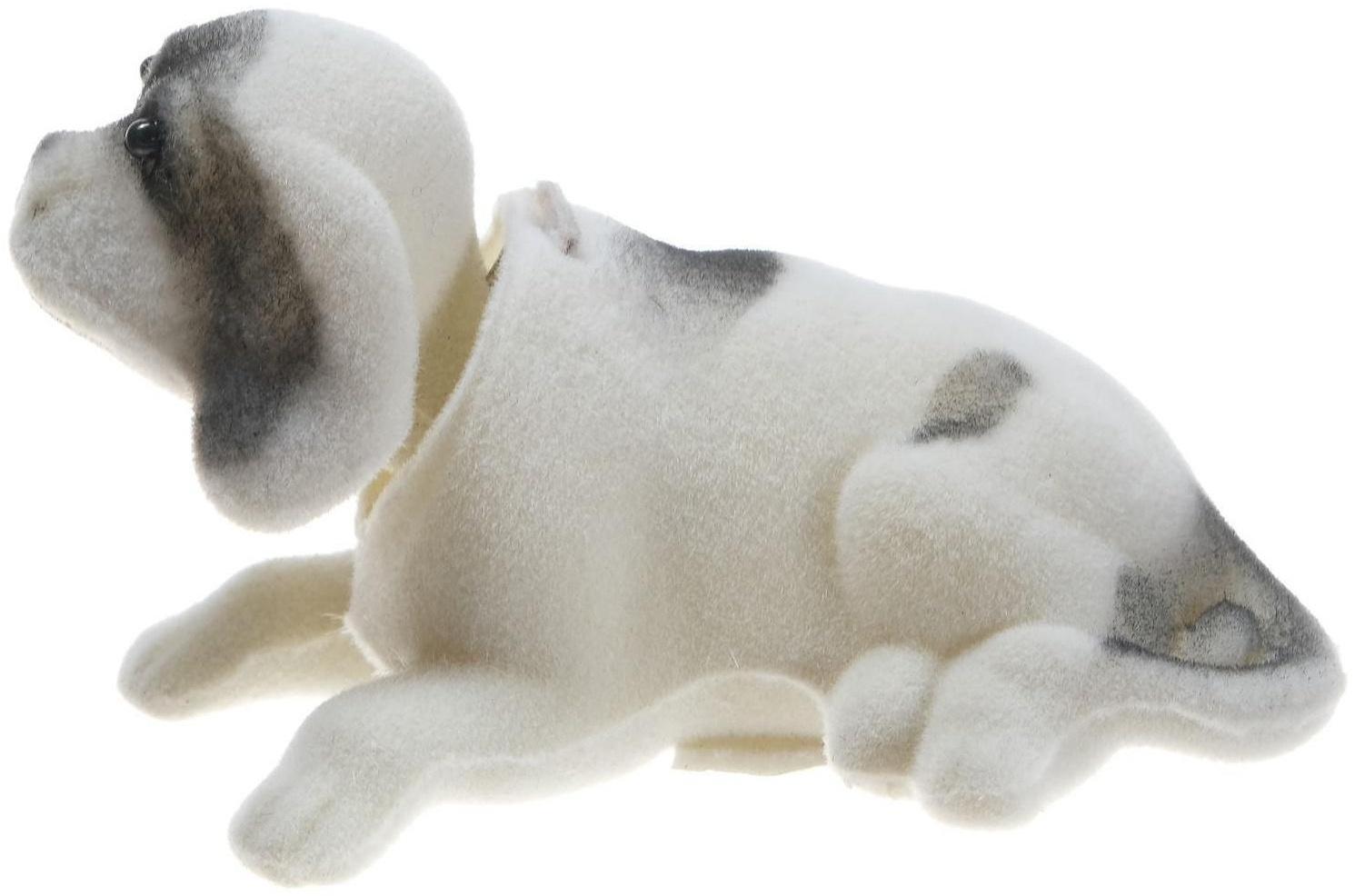 Собака на панель авто, качающая головой, малая, белый окрас