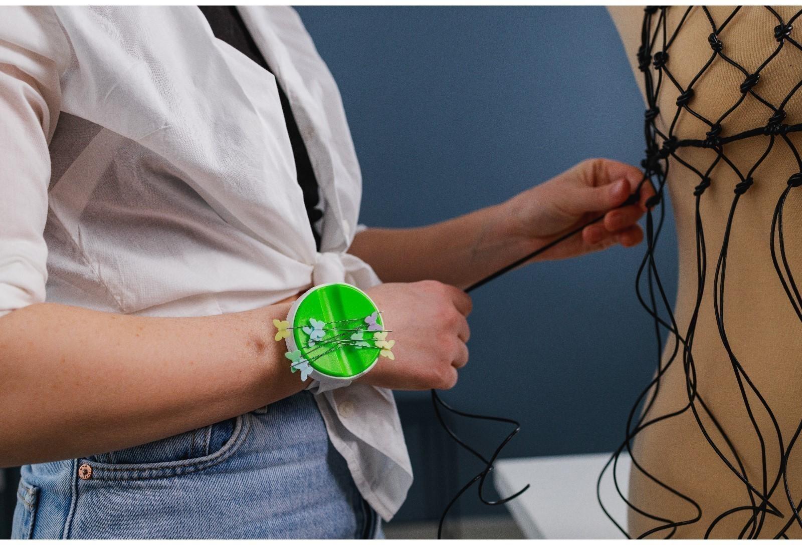 Игольница магнитная на руку, 25 × 5,7 × 1,5 см, цвет МИКС