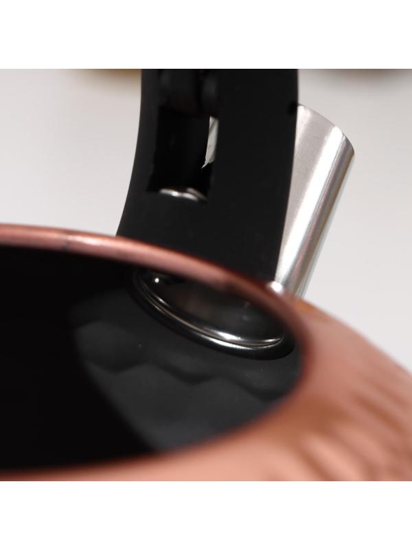 Чайник со свистком из нержавеющей стали Magistro Glow, 3 л, индукция, ручка soft-touch, цвет бронзовый