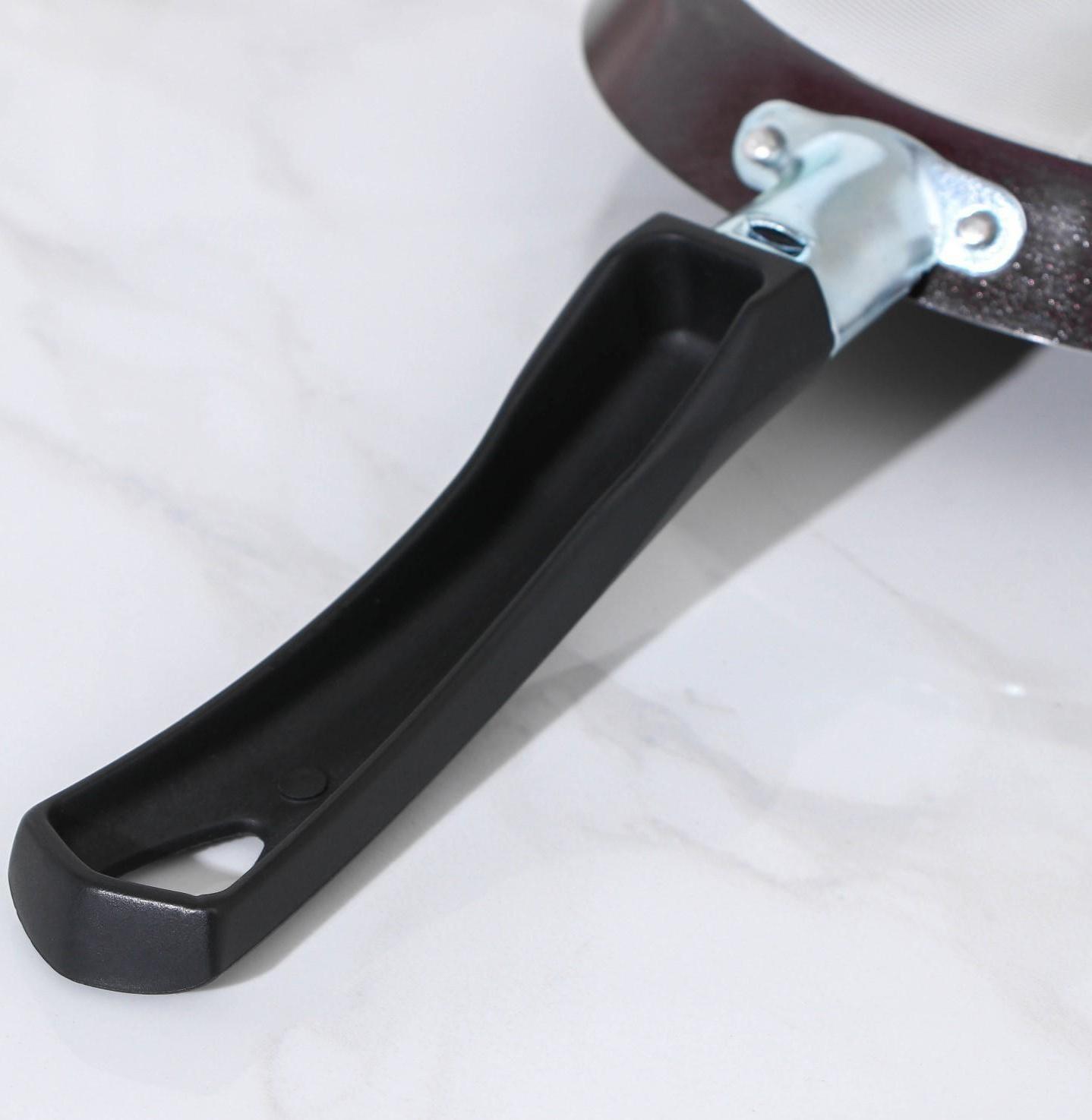 Сковорода блинная «Хит», d=18 см, пластиковая ручка, антипригарное покрытие, цвет чёрный