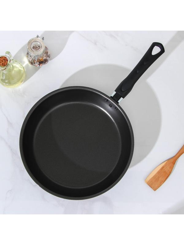 Сковорода «Классика атлас», d=26 см, пластиковая ручка, стеклянная крышка, антипригарное покрытие, цвет чёрный