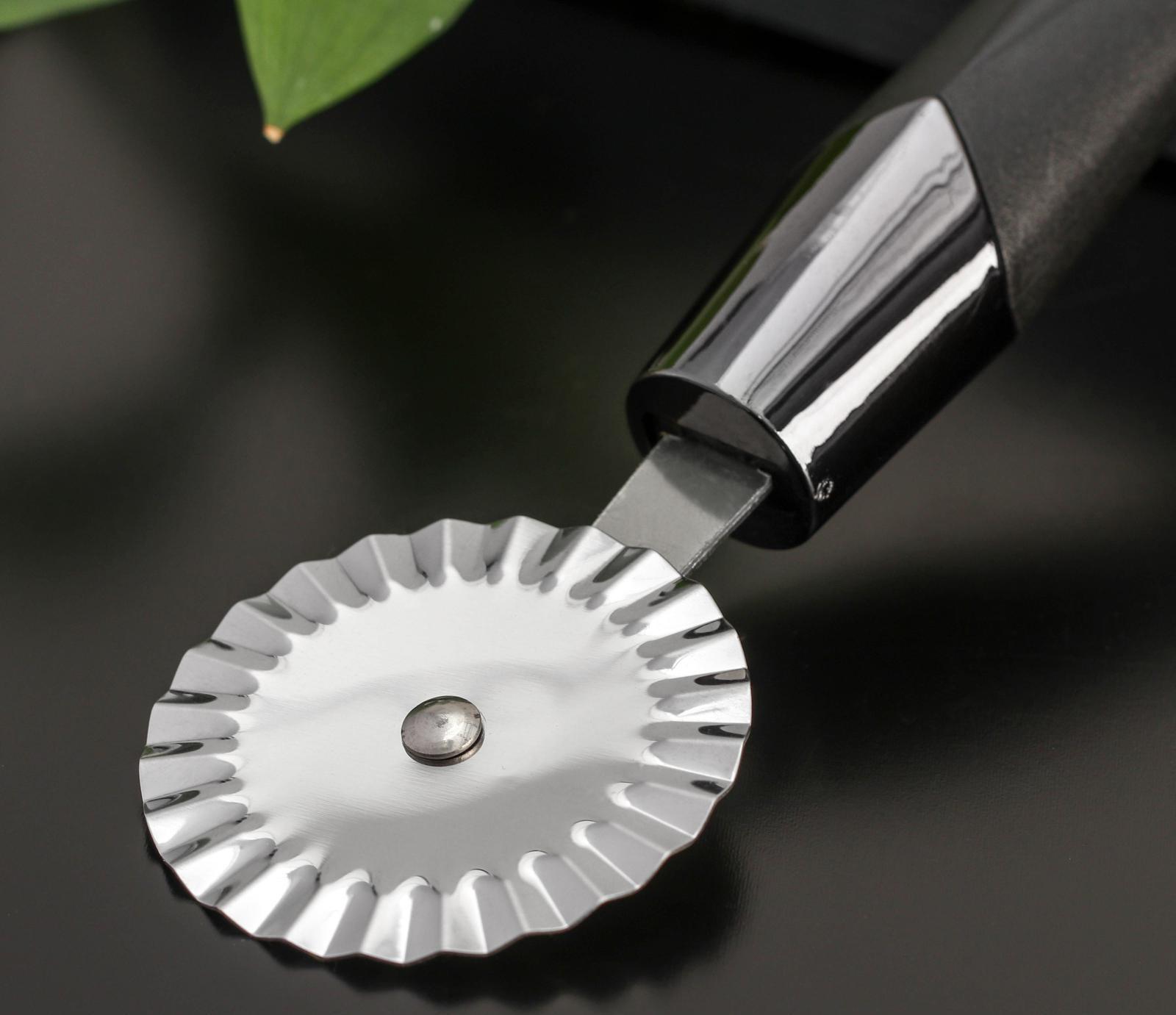 Нож для пиццы и теста Доляна «Хром», 20 см, ребристый, цвет чёрный