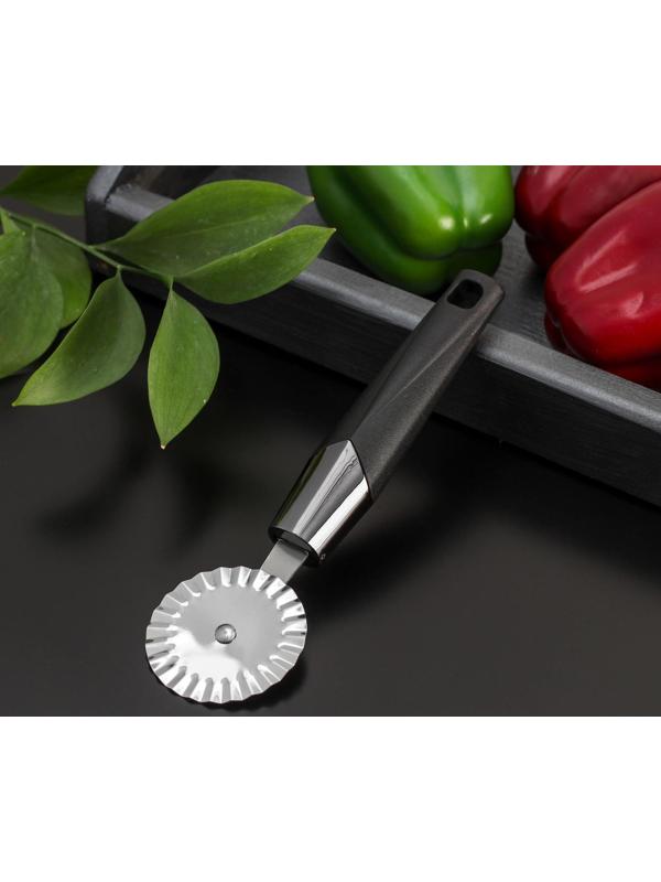 Нож для пиццы и теста Доляна «Хром», 20 см, ребристый, цвет чёрный