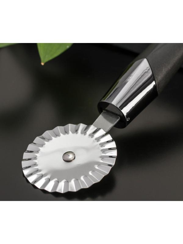 Нож для пиццы и теста Доляна «Хром», 20 см, ребристый, цвет чёрный