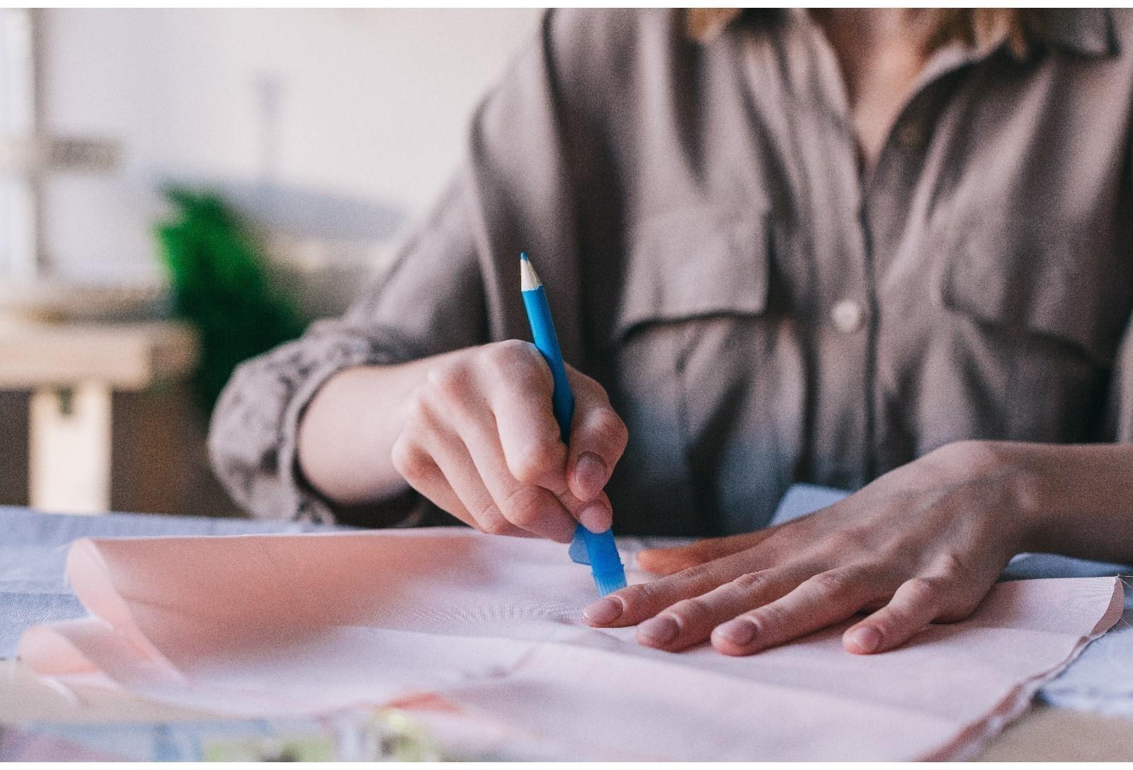 Карандаш для ткани с щёткой, 3 шт, цвет белый, розовый, синий