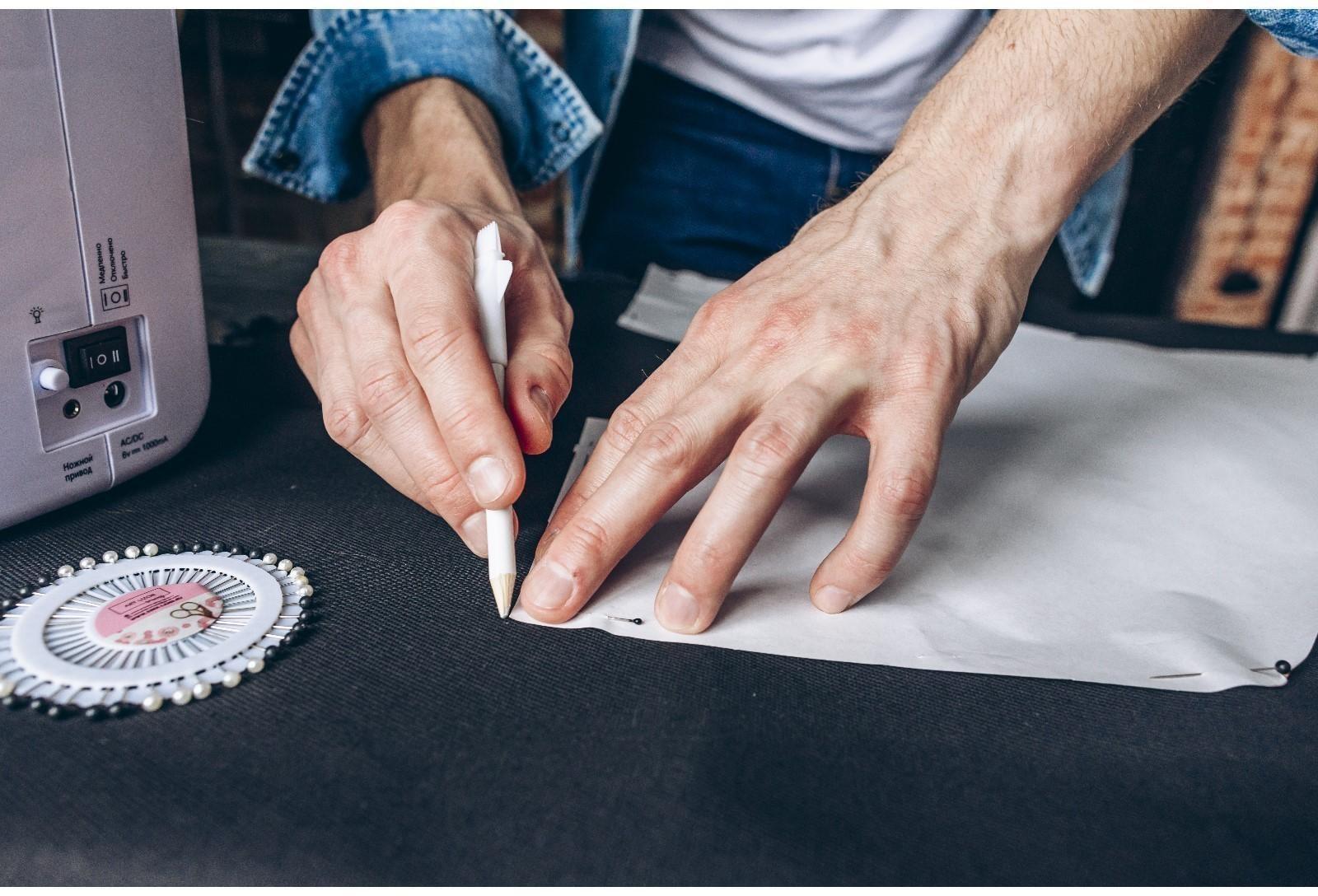 Карандаш для ткани с щёткой, 3 шт, цвет белый, розовый, синий