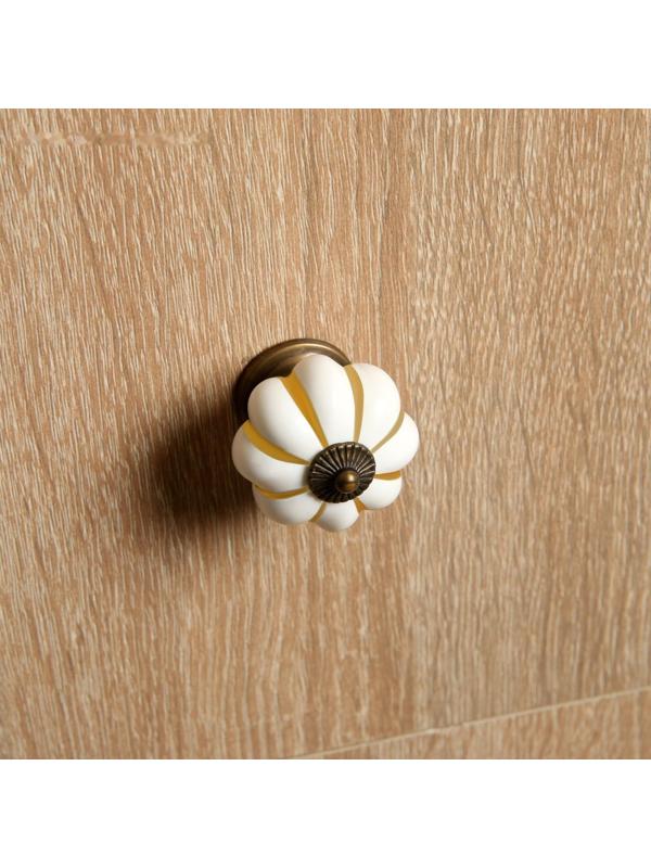 Ручка кнопка ТУНДРА РК117 (001) , d=39, пластик, белая с золотым