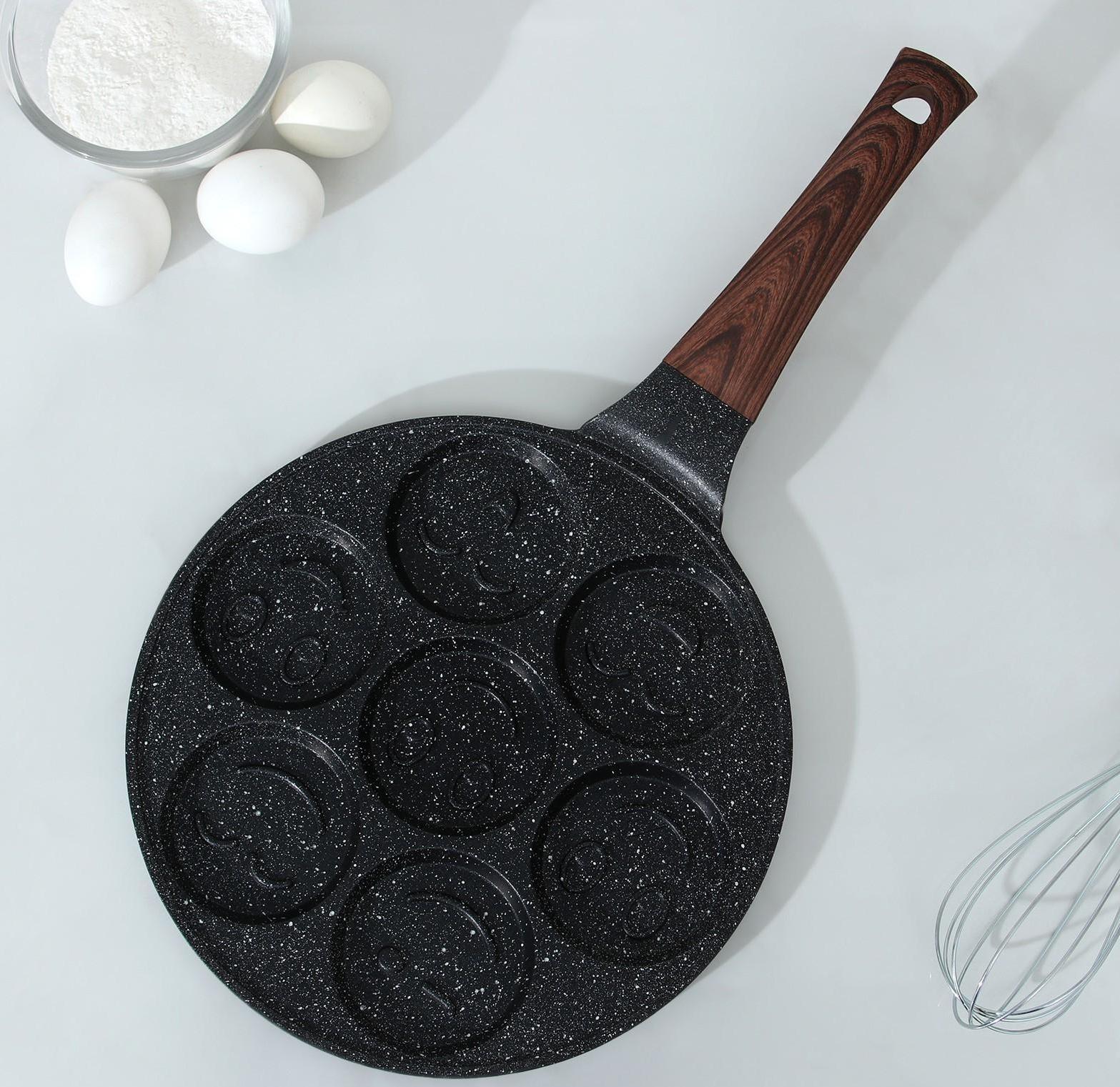 Сковорода-оладница литая Доляна «Смайлы», d=26 см, ручка soft-touch, цвет чёрный